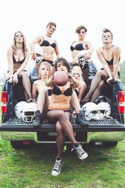 Ormai spogliarsi  una moda per le squadre femminili: ecco il calendario delle Neptunes, squadra di football americano di Bologna